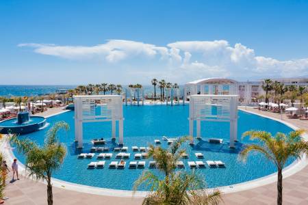 SELECTUM LUXURY RESORT Pools & Beach